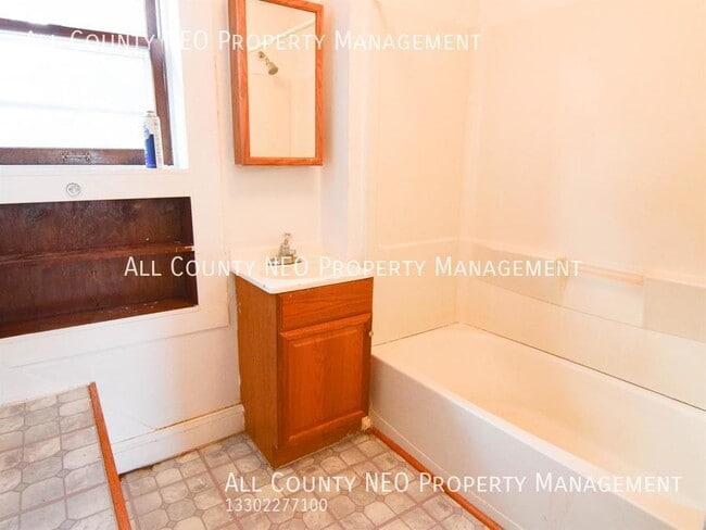 Building Photo - 1 bed, 1 bath single family home in Akron