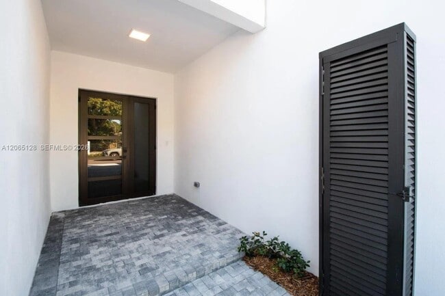 Building Photo - 6860 SW 80th St