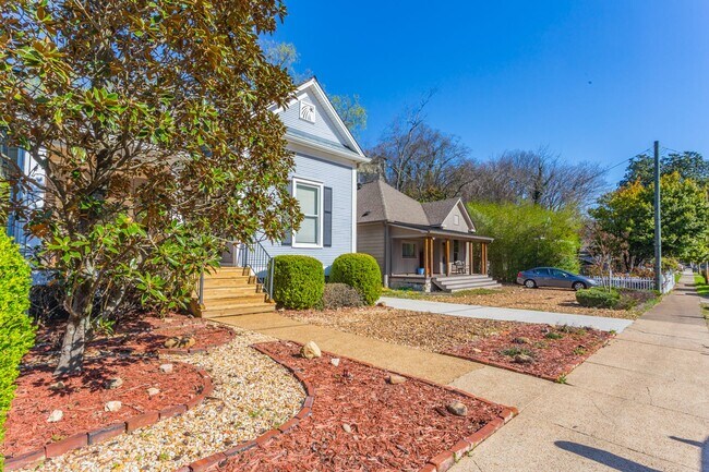 Building Photo - Charming 2 Bedroom home within walking dis...