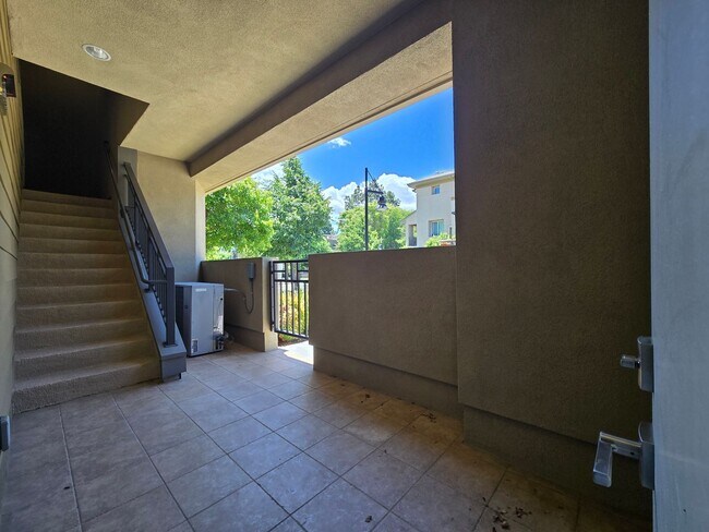 Building Photo - Light-Filled Palto Alto Townhome-Style Condo with Private Deck