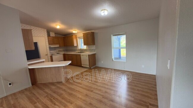Foto del edificio - 2032 NE Klamath Ave
