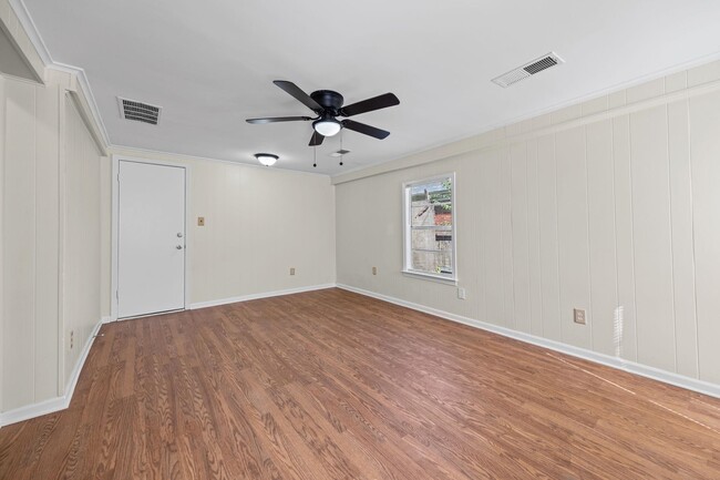 Foto del edificio - 1139 Russwood Rd