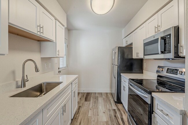 Building Photo - 558 S Lesueur