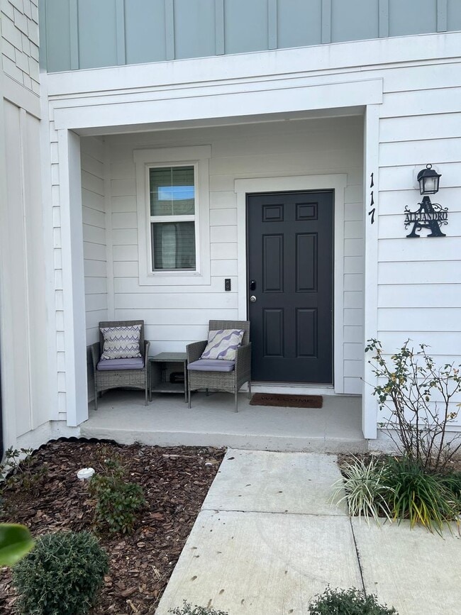 Foto del edificio - Modern 3-Bed Townhome w/ Garage in Desirable Davenport Community