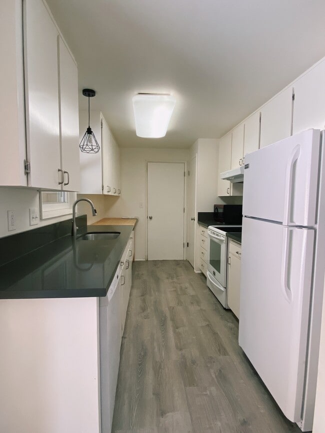 Kitchen - 6160 SW Shannon Ct