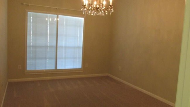 Building Photo - 2815 Kings Crossing Dr