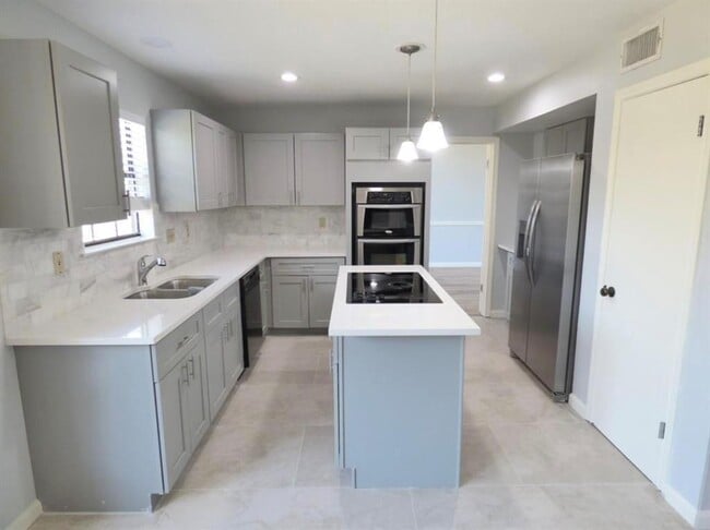 Building Photo - 10702 Mcfarlie Cove