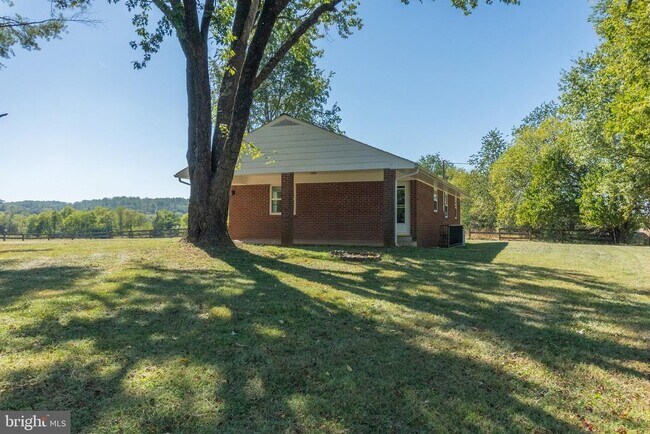 Foto del edificio - 6470 Rose Hill Dr