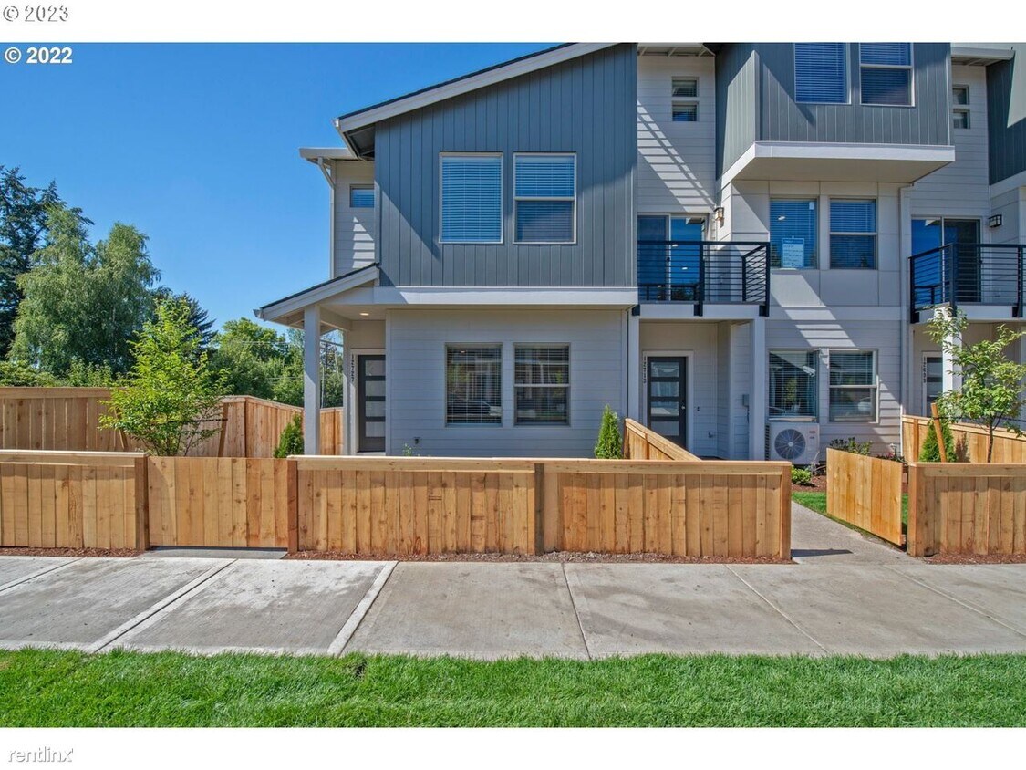 Primary Photo - 3 br, 2.5 bath Townhome - 18010 Northeast ...