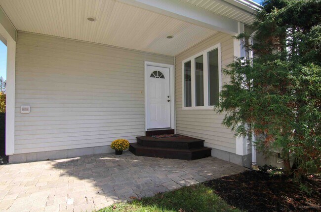 Entrada principal - 310 Sebago Rd