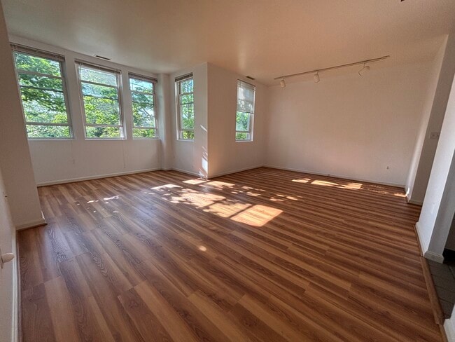 Building Photo - 218 Thorndike St