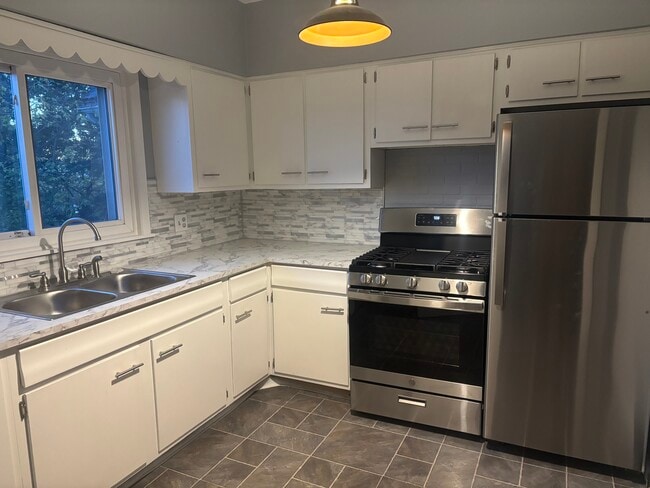 Building Photo - 17 Newman Place