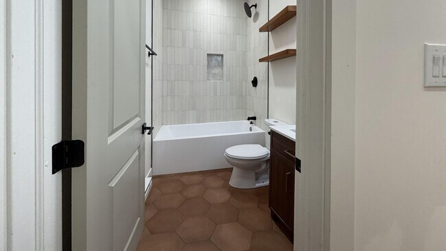 Foto del edificio - 6049 Elmwood Ave