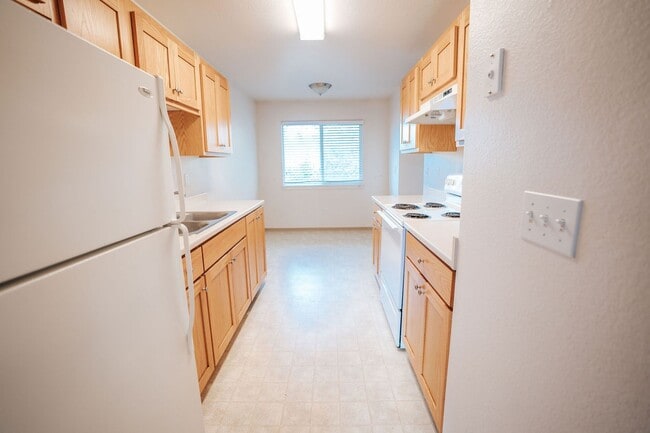 Building Photo - 688 Summer St