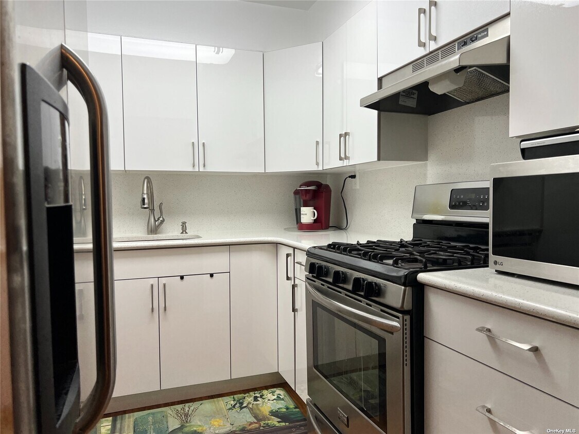 Foto principal - 62-10 Woodside Ave