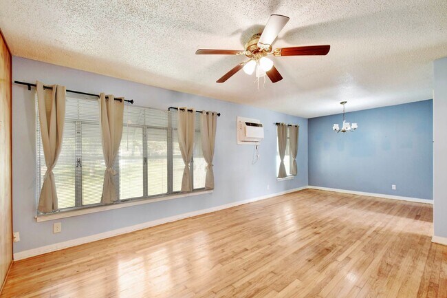 Foto del edificio - Charming move-in ready home on a spacious ...