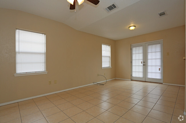 1 BD, 1 BA - 535 SF - Ash Tree Apartments