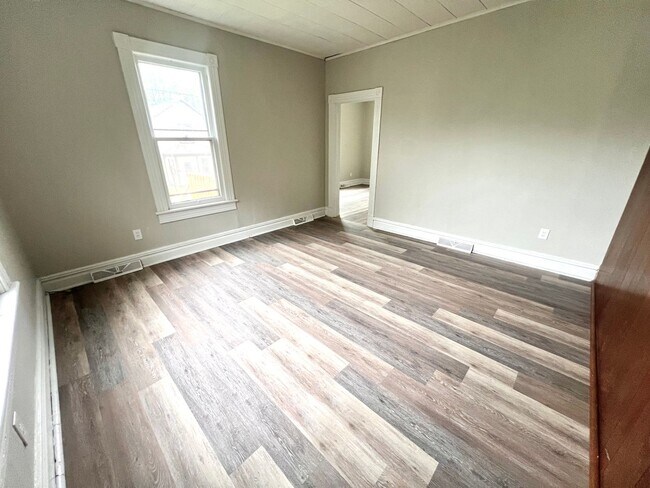 Building Photo - New Castle - 3 Bedroom 1 Bathroom - Update...
