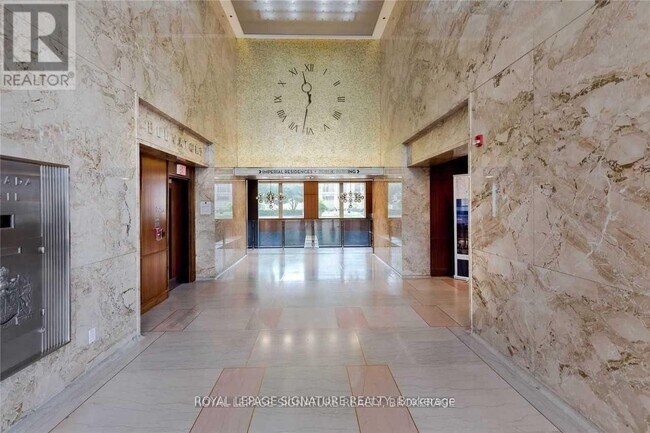 Photo du bâtiment - 111 St Clair Ave W