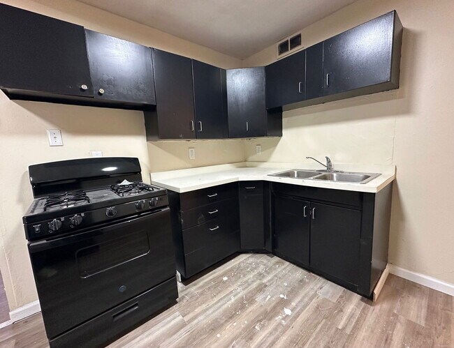 Building Photo - 13 W Adams Dr