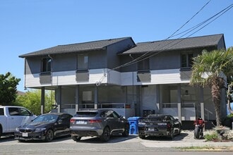 Building Photo - 3801 Beach Dr SW