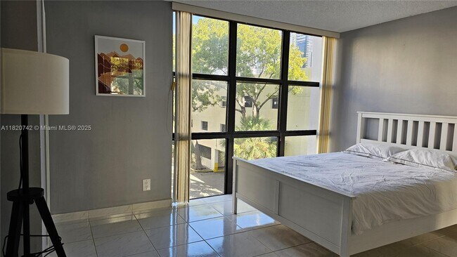 Foto del edificio - 17011 N Bay Rd