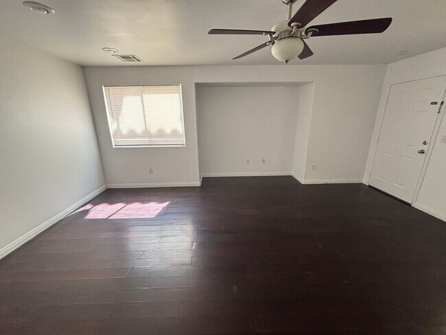 Foto del edificio - Charming 3-Bedroom Home with Modern Comfor...