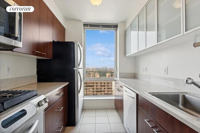 Foto del edificio - 215 E 96th St