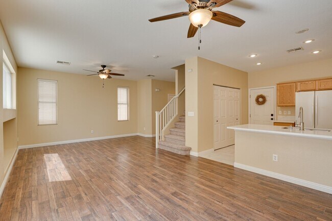 Foto del edificio - SPACIOUS 3 BEDROOM TOWNHOME