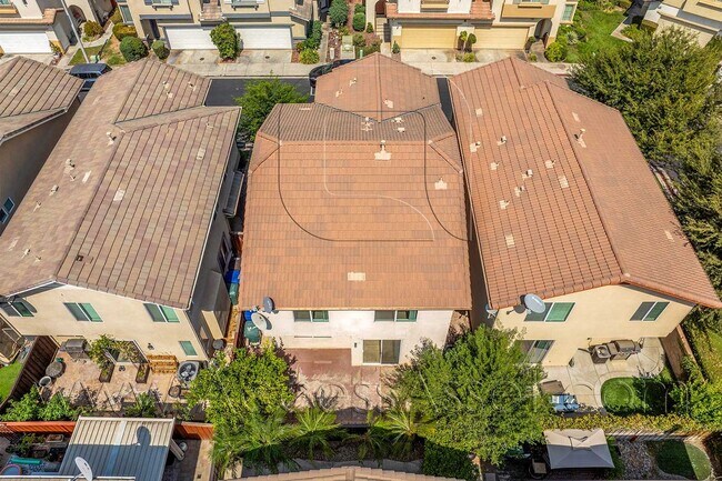 Building Photo - Spacious 4 Bed/2.5 Bath Condo In The Desir...