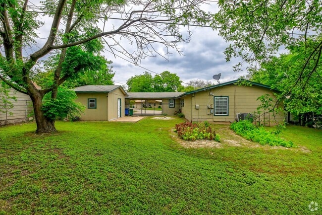Building Photo - 1117 Colony N Dr