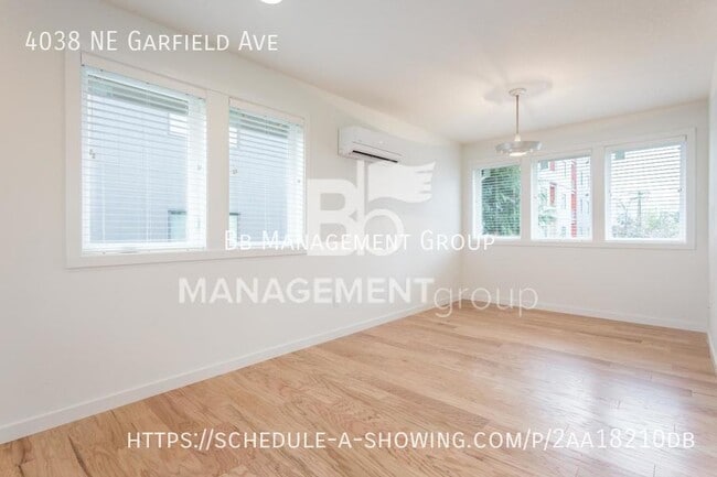 Building Photo - Light & Bright Newer Duplex in Close-in NE...