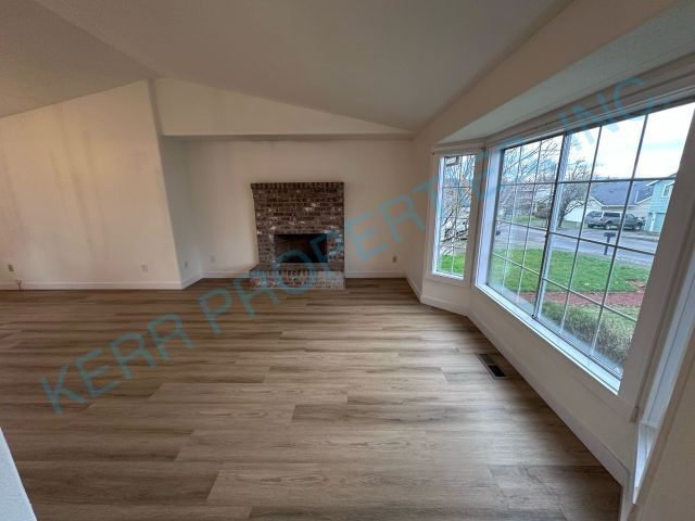 Building Photo - Charming 3-Bed Home with 2.5 Baths in Troutdale - Your Spacious Retreat Awaits!