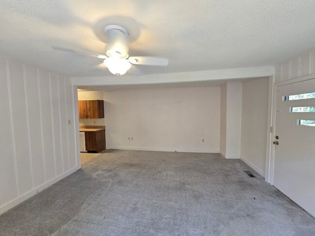 Building Photo - 10 Fountain Cir