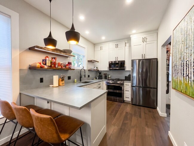 Foto del edificio - Furnished! In town! Walk to everything! Recently updated!