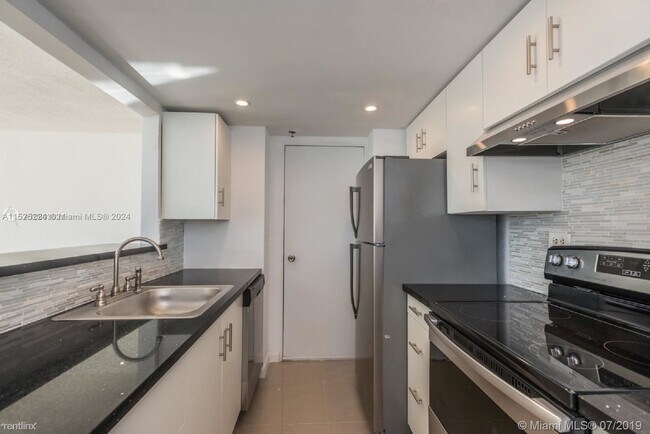 Building Photo - 3 br, 2 bath House - 7545 E Treasure Dr Ap...