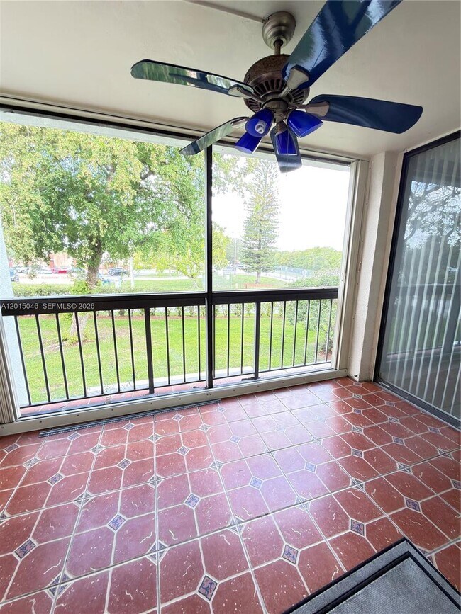 Foto del edificio - 8441 Forest Hills Dr