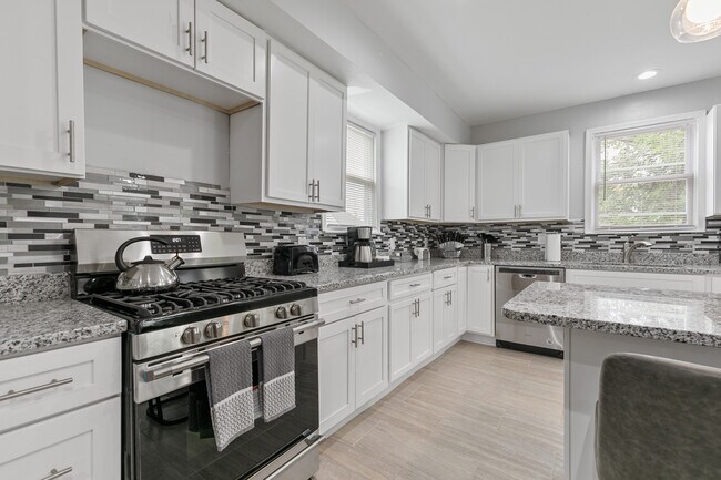 Building Photo - 711 Woodbourne Ave