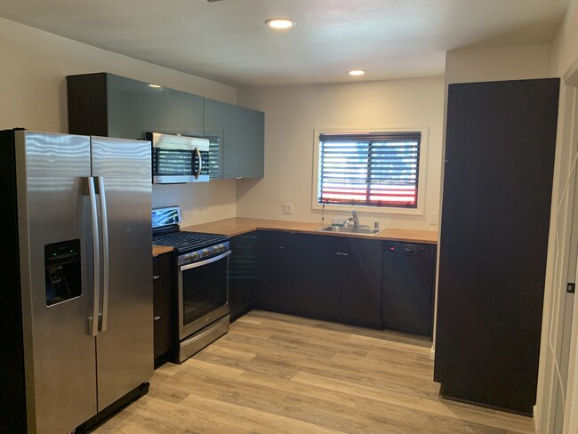 Building Photo - 1303 Cypress Ave