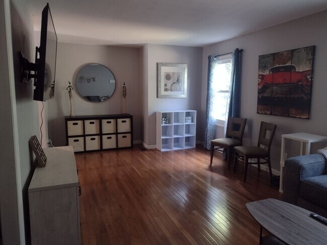 Foto del edificio - Beautifully renovated 4 bed 5 bath condo with a private back yard