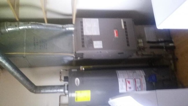 Building Photo - 609 Rain St