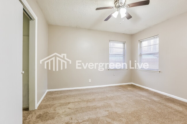 Foto del edificio - 8704 Duncan Dr