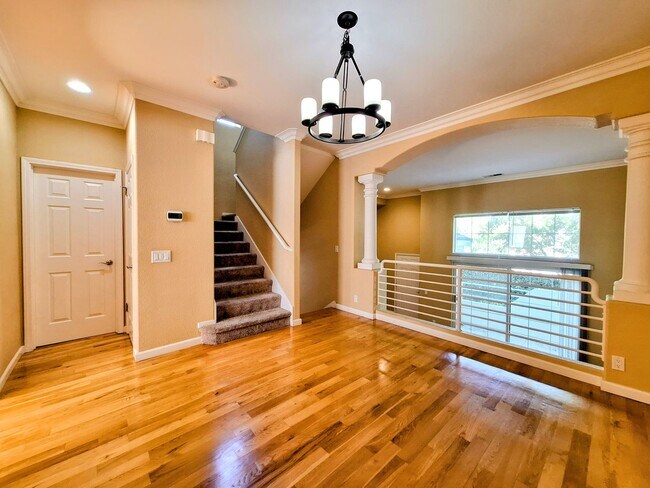 Building Photo - Beautiful 3bd Multi-level Condo With Attac...