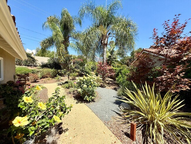 Building Photo - Beautifully Updated 3 bedroom + Office/2 B...