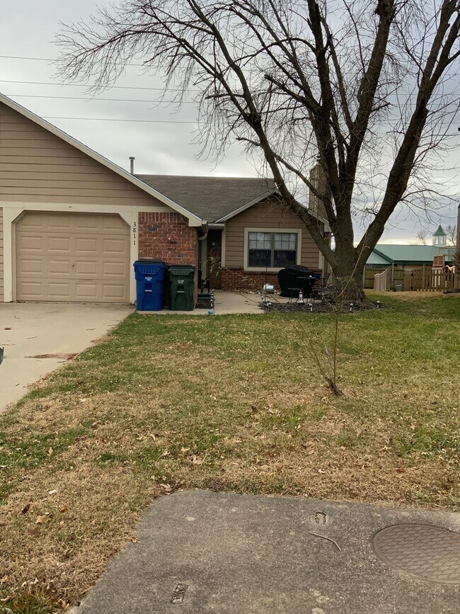 Building Photo - 3811-3811 Pinnacle Cir