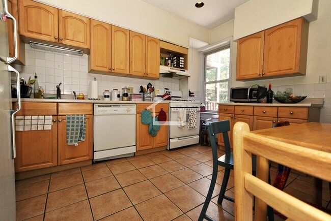 Building Photo - 10 Strathmore Rd