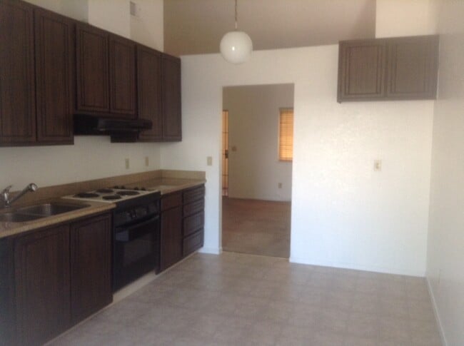 Building Photo - 9433 Maria Way