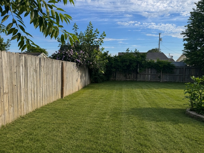 Building Photo - 3 Bed Home with a Large Fenced in Back Yard