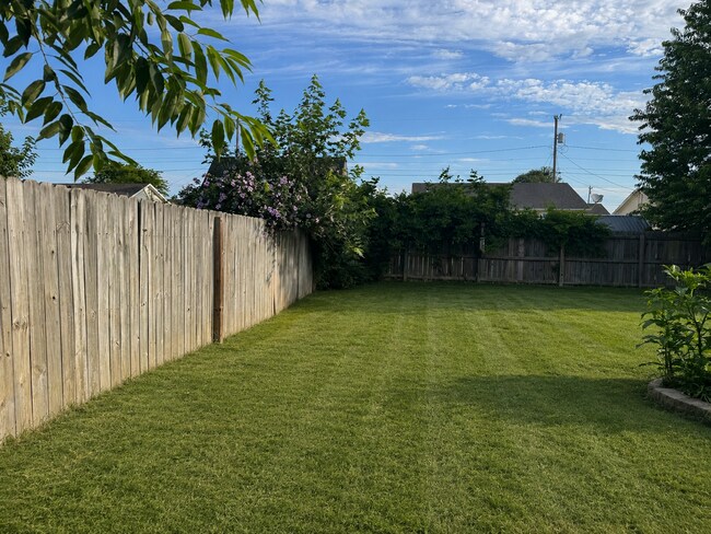 Foto del edificio - 3 Bed Home with a Large Fenced in Back Yard