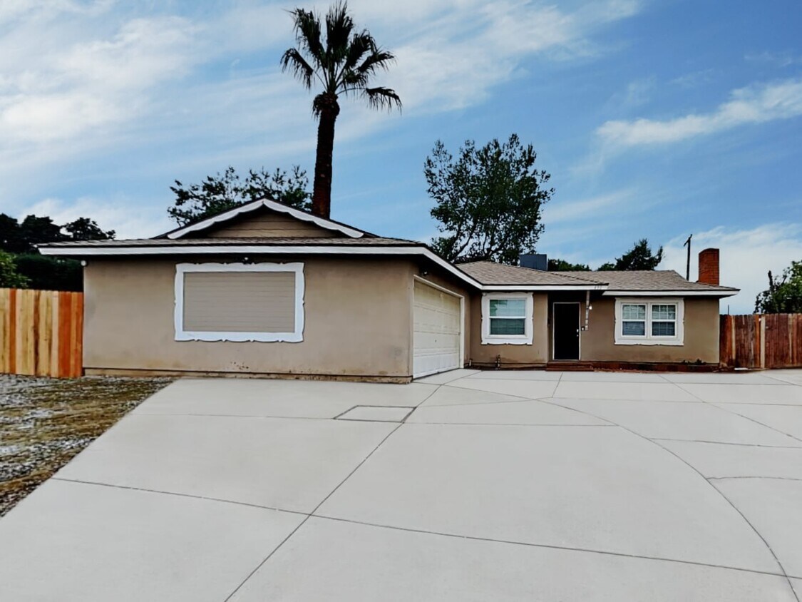 Primary Photo - 490 Avignon Ct